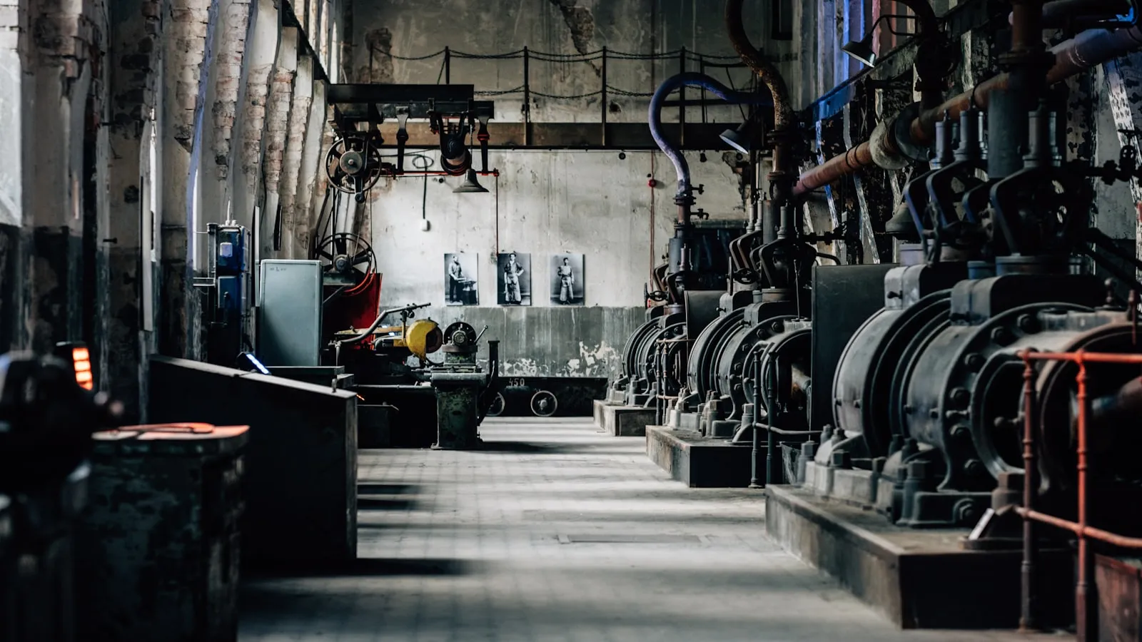 Industriële machinehal met bedrijfsmiddelen, symbool voor investeringen